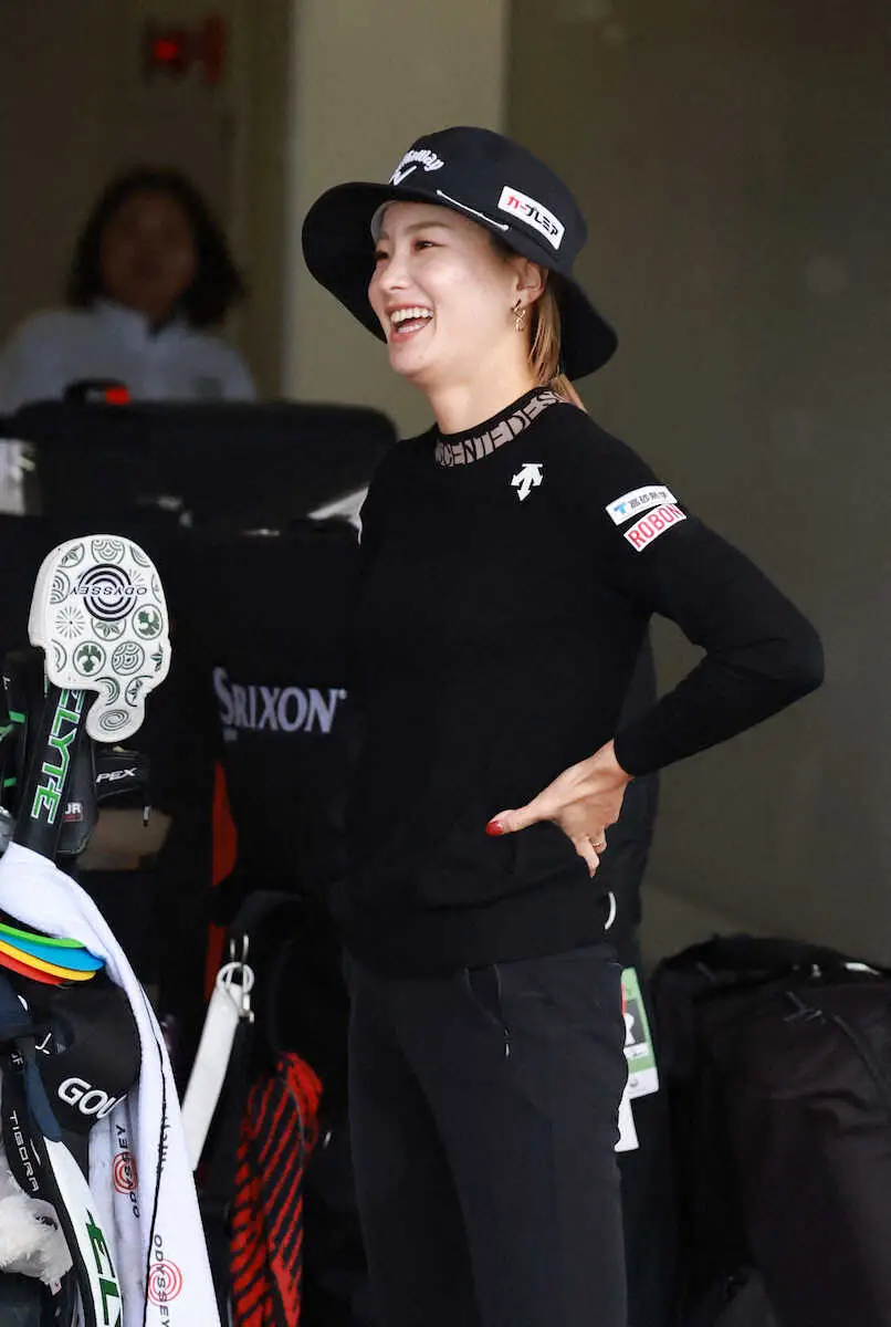【画像・写真】＜マスターズGCレディス・月曜練習日＞キャディーと談笑する青木香奈子（撮影・井垣　忠夫）