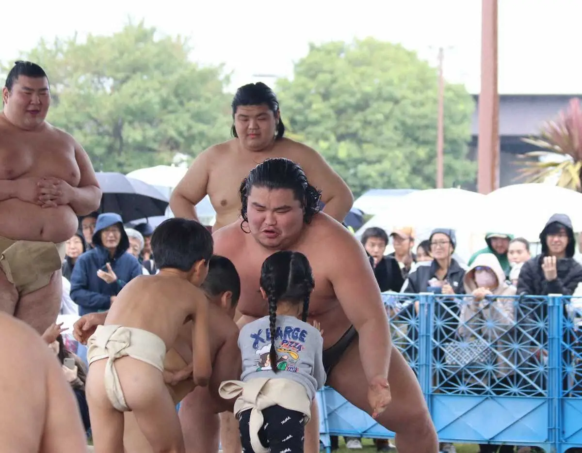 【画像・写真】伊勢ケ浜部屋の出張稽古にオチルサイハンら参加　伊勢ケ浜親方「身近で子供たちに楽しんでもらって…」