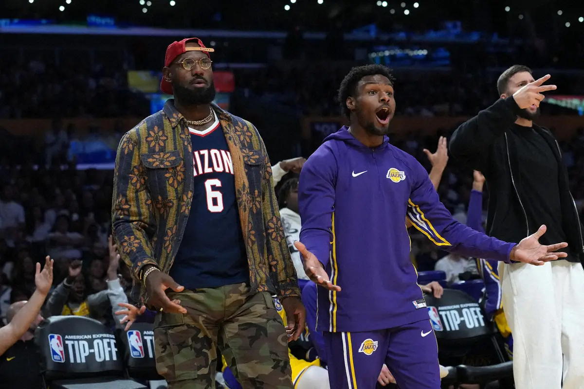 【画像・写真】八村塁の3点プレーに大興奮！レブロン手を合わせたお辞儀ポーズで歓迎　ネット「師匠喜びすぎ！」の声