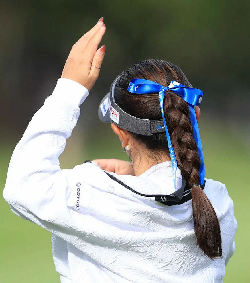 【画像・写真】1番、白いウエアに映える、青のリボンが目を引く河本結。19色の中からウエアに合わせて選ぶ