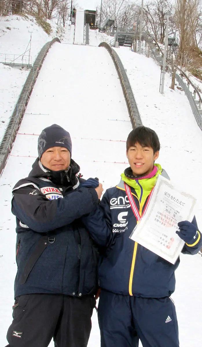【画像・写真】16年、父・学さん(左)と笑顔の二階堂