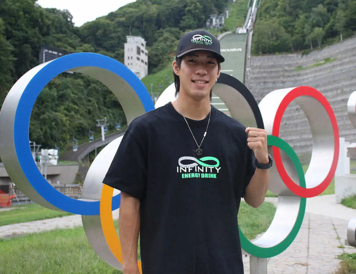 【画像・写真】札幌の大倉山ジャンプ競技場を背にポーズをとる二階堂（撮影・武田　政樹）