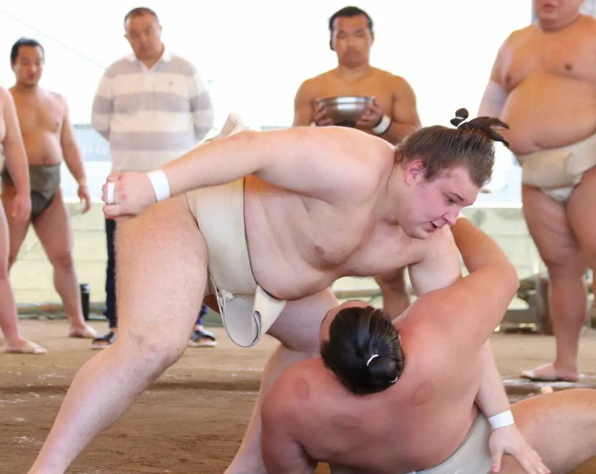 【画像・写真】新関脇・安青錦「久しぶりだったので…」　九州場所前で初の相撲を取る稽古　荒汐部屋に出向き霧島らと8番