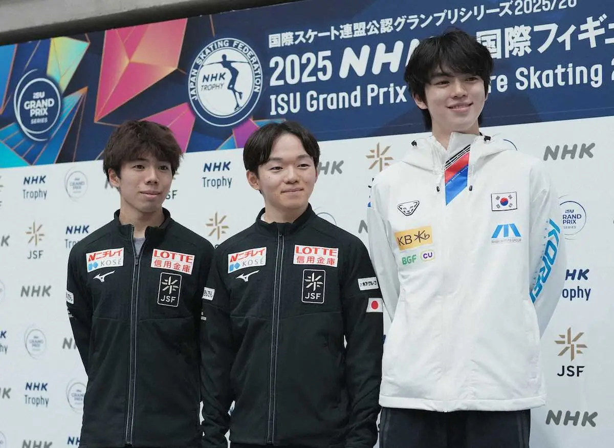 【画像・写真】＜フィギュアNHK杯第1日＞男子SP、（左から）笑顔で並ぶ2位の佐藤駿、首位発進の鍵山優真、3位の車俊煥（撮影・小海途　良幹）