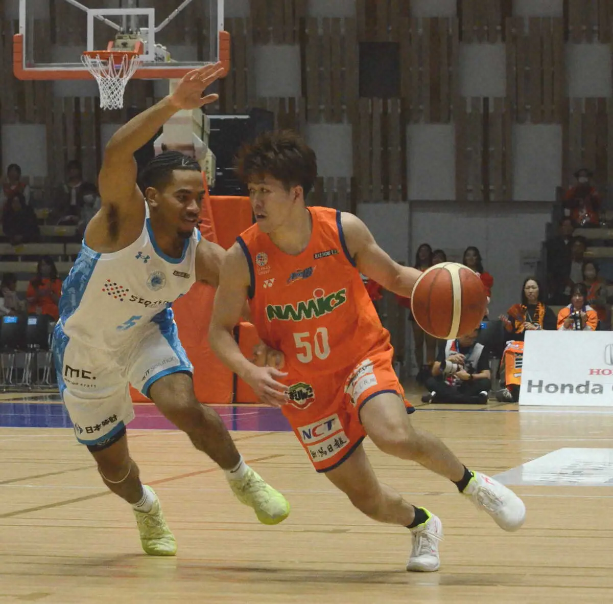 【画像・写真】古巣との対戦で積極的にドリブル突破する長尾（右）