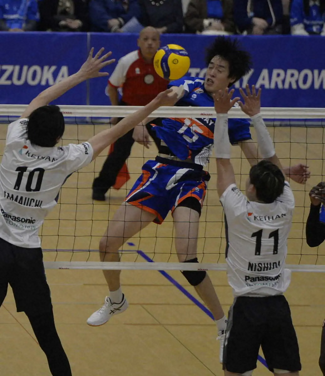 【画像・写真】＜9バレ東レ静岡・大阪B＞Bクイックを決めに行く東レ静岡のMB李