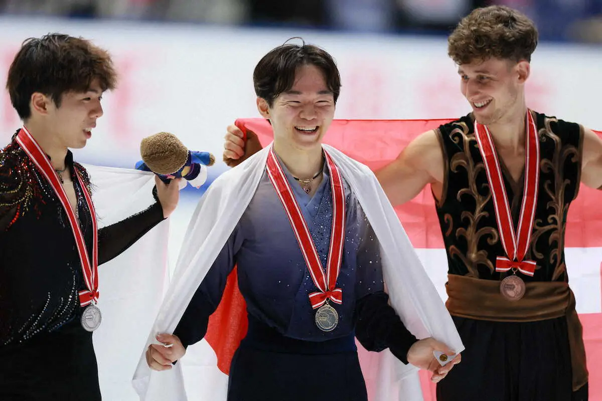 【画像・写真】＜フィギュアNHK杯最終日＞男子フリー、優勝した鍵山優真（中央）と2位の佐藤駿（左）（撮影・小海途　良幹）