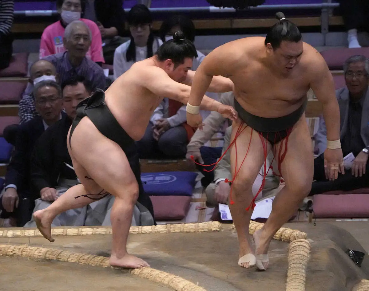 大相撲九州場所2日目＞豪刃雄（右）を押し出しで破る炎鵬（撮影・岡田