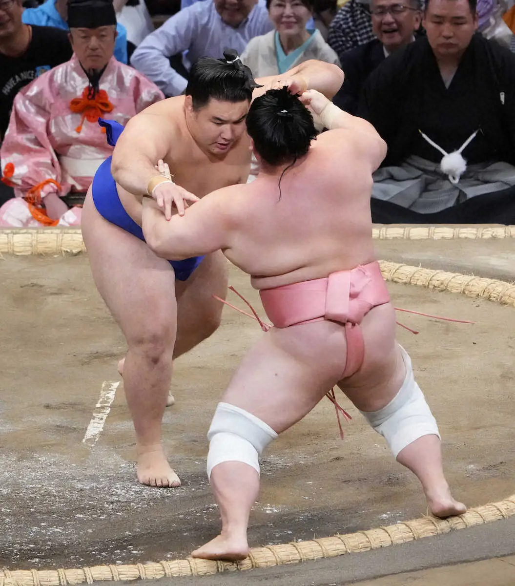 【画像・写真】人気業師の宇良は連勝ならず　欧勝馬に突き出される