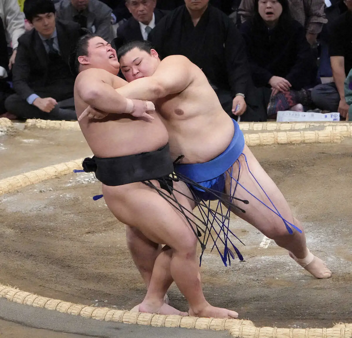 【画像・写真】＜大相撲九州場所2日目＞伯桜鵬（左）を寄り倒しで破る大の里（撮影・岡田　丈靖）