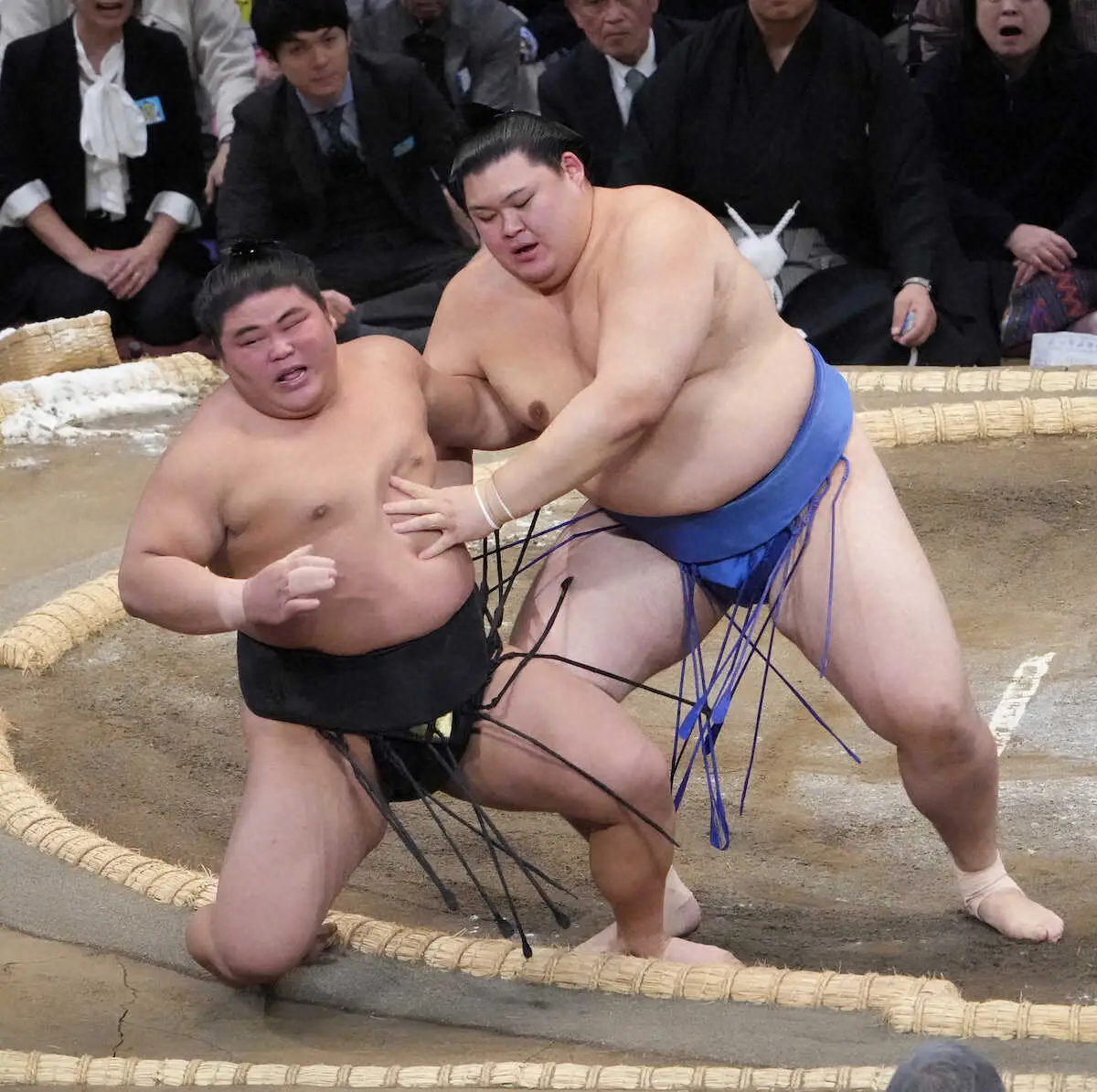 【画像・写真】＜大相撲九州場所2日目＞伯桜鵬（左）を寄り倒しで破る大の里（撮影・岡田　丈靖）