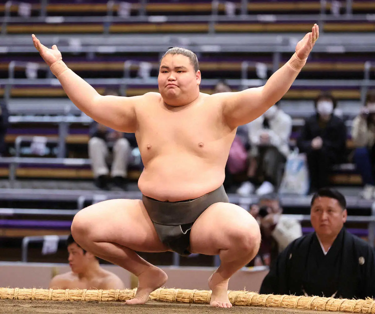 【画像・写真】“史上最強の新弟子”旭富士がちょんまげ姿で白星デビュー　前相撲で現役最長身の天昇山を破る