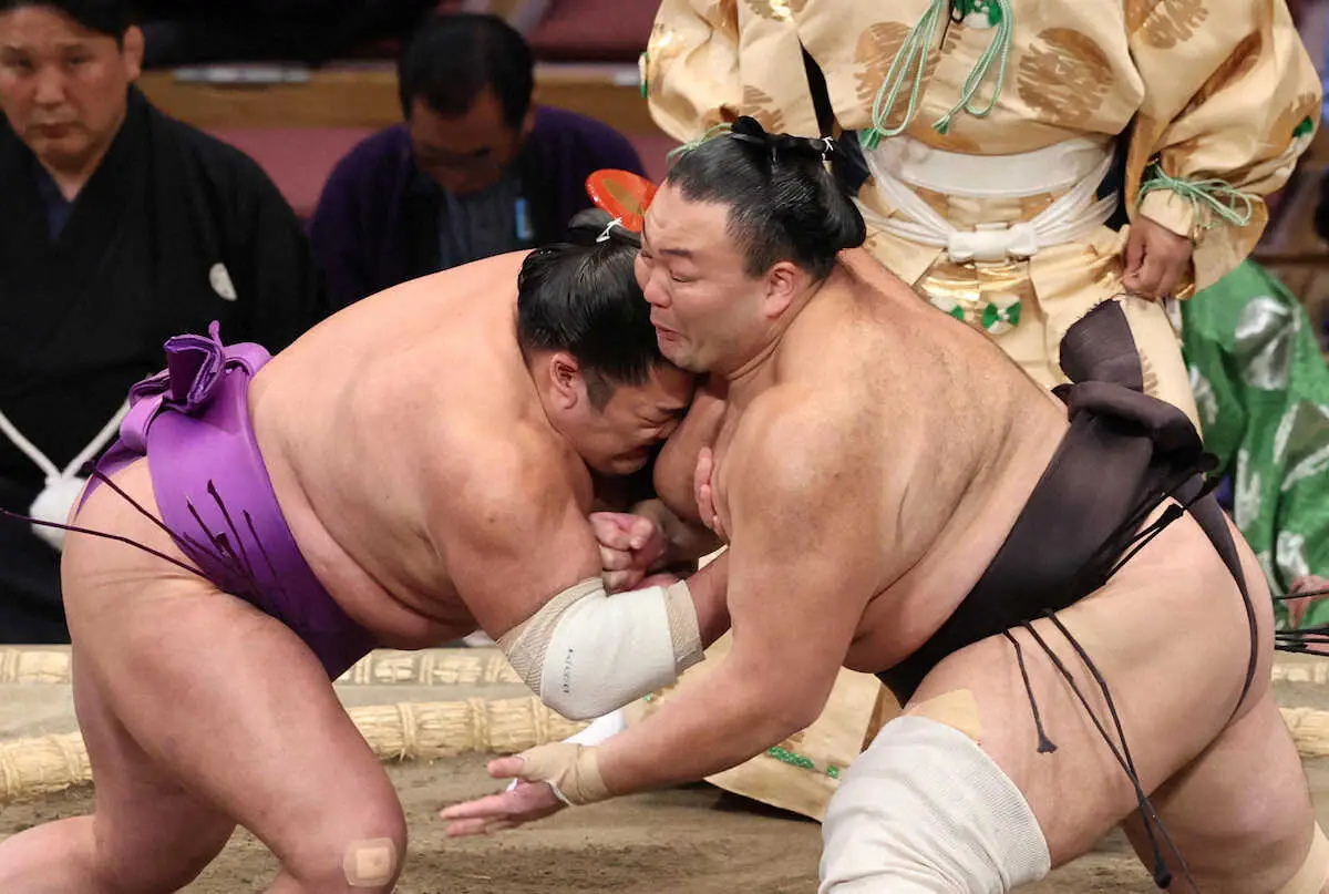 【画像・写真】＜大相撲九州場所6日目＞尊富士（左）を攻める朝乃山（撮影・栗木　一考）