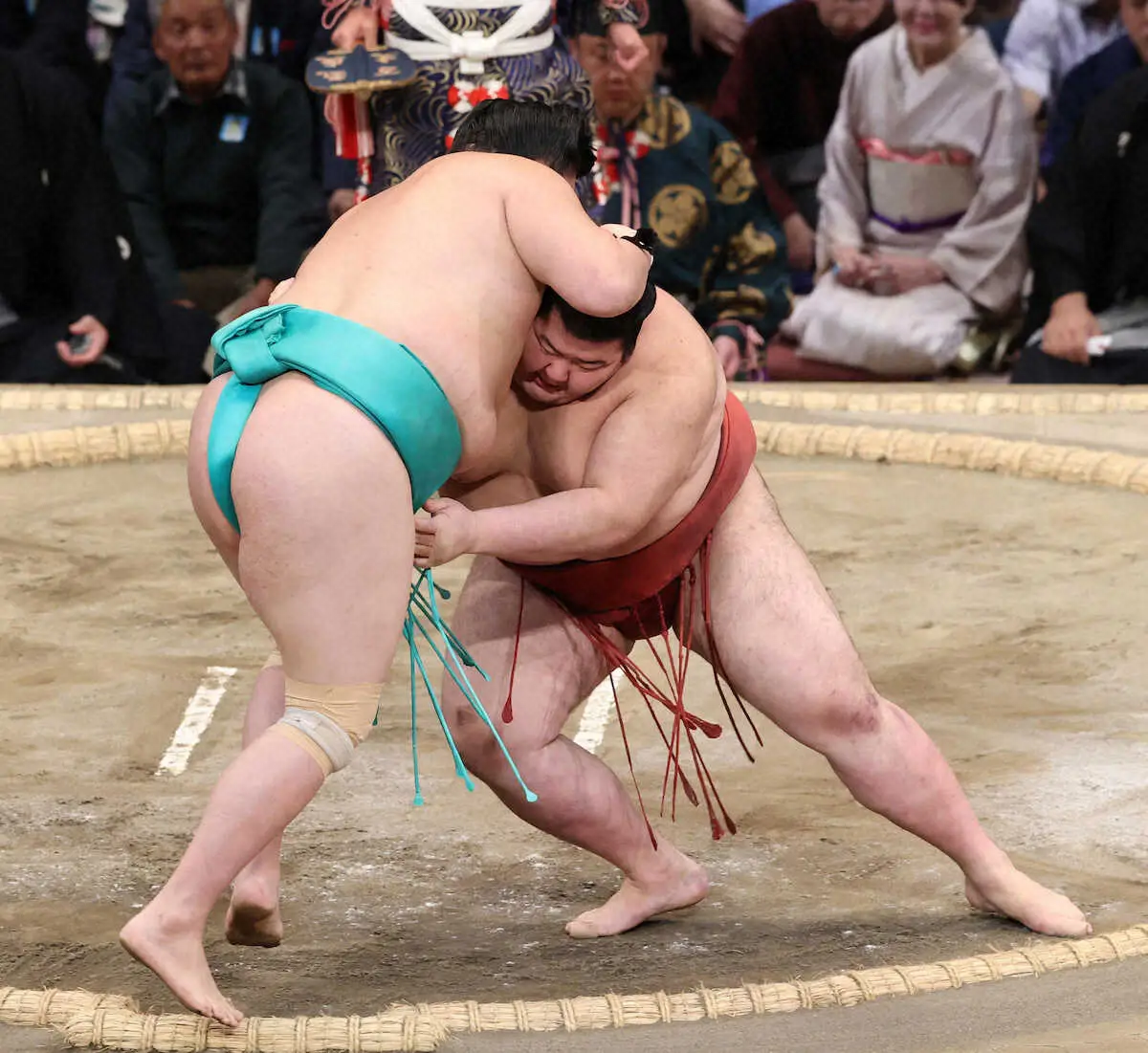 【画像・写真】＜大相撲九州場所6日目＞一山本（左）を寄り切りで破る熱海富士（撮影・栗木　一考）