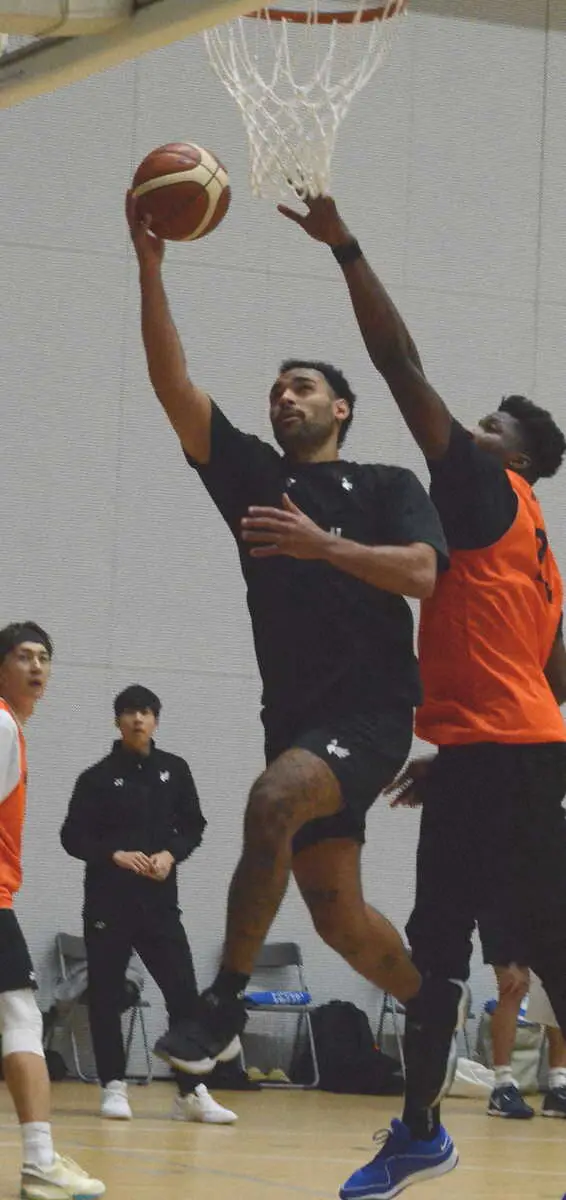 【画像・写真】連続2桁得点でチームを連勝に導こうと燃えるパウエル（撮影・渡辺直美）