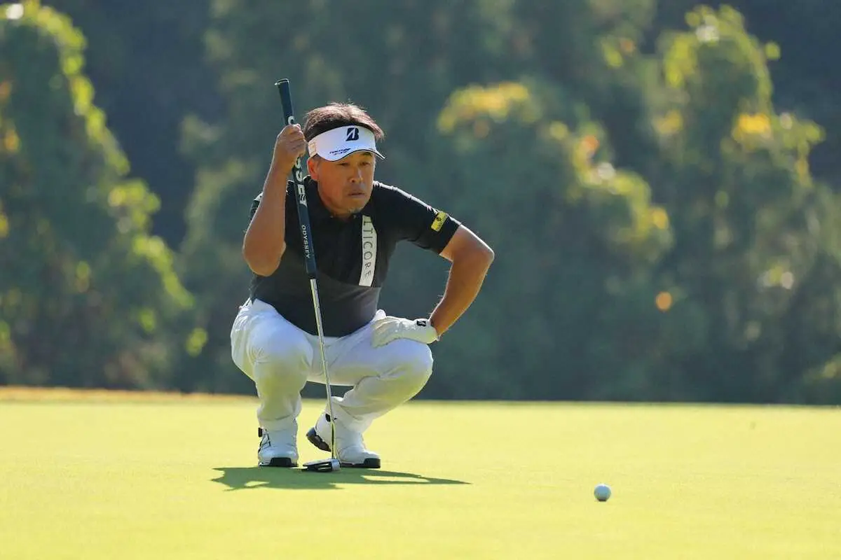 【画像・写真】ラインを読む岩本高志（C）PGA