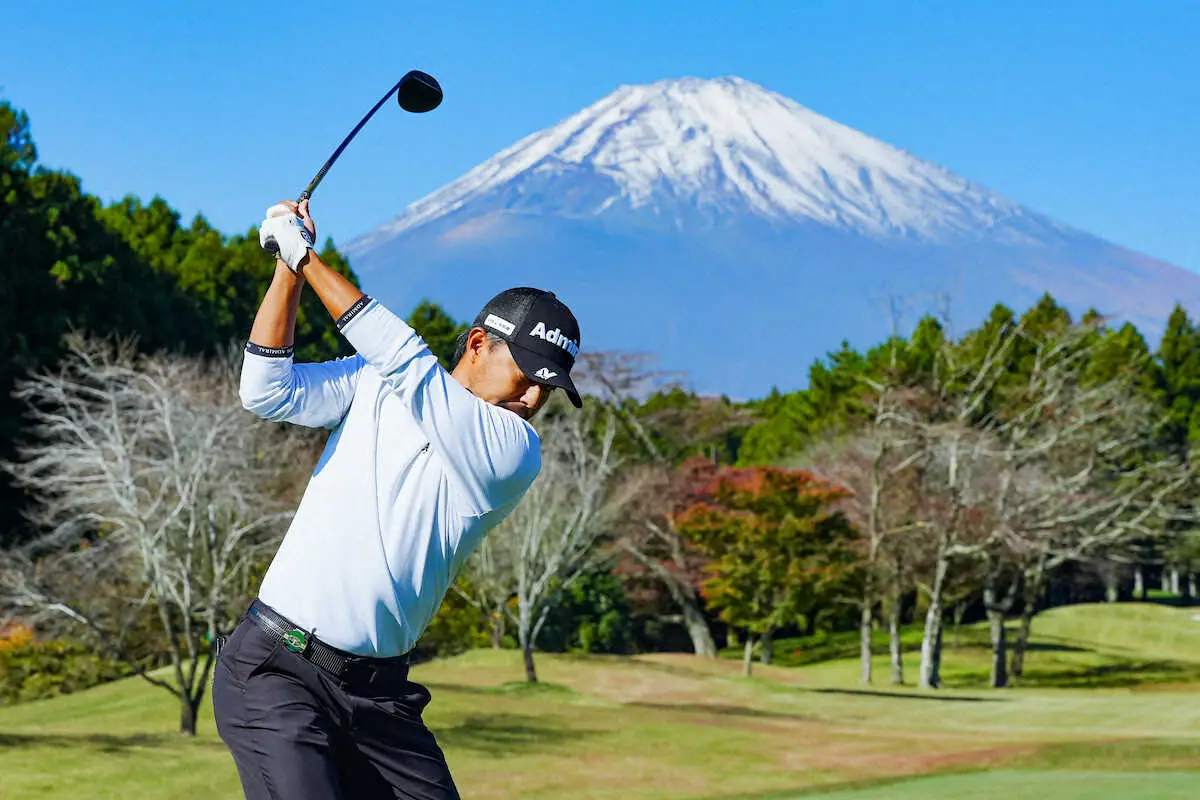【画像・写真】＜2025三井住友VISA太平洋マスターズ第2日＞5番、ティーショットを放つ小平智（撮影・会津　智海）