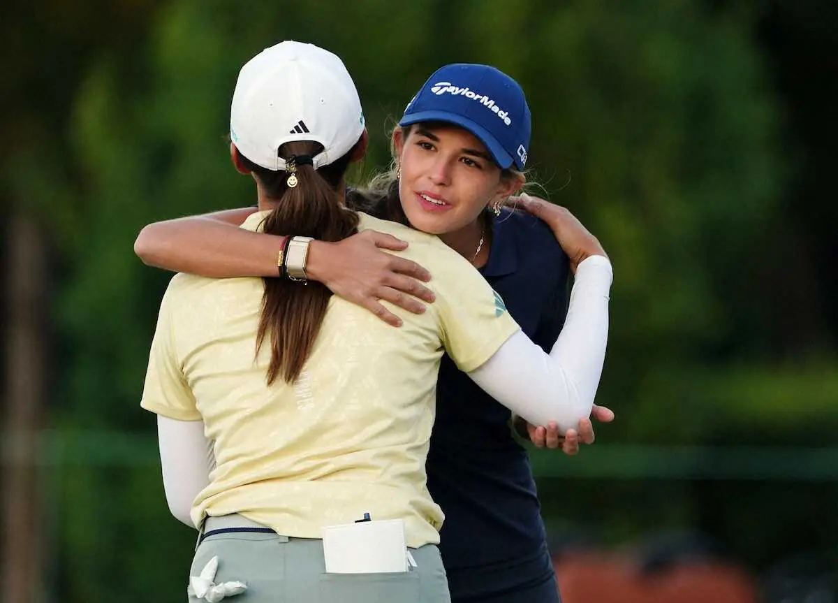 【画像・写真】第1ラウンド、ホールアウトしたアマチュアのカイ・トランプ（奥）と渋野日向子