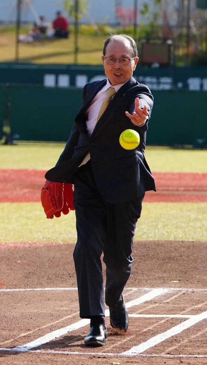 【画像・写真】【ソフトボール】王さんがGタウンスタジアムでファーストピッチ　阿部監督にエール「評判悪くてもいい」