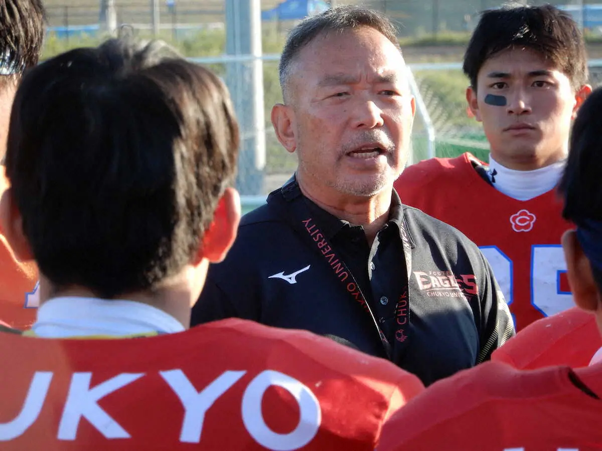 【画像・写真】　試合後、選手に呼びかける中京大・大橋誠ヘッドーチ（中央）