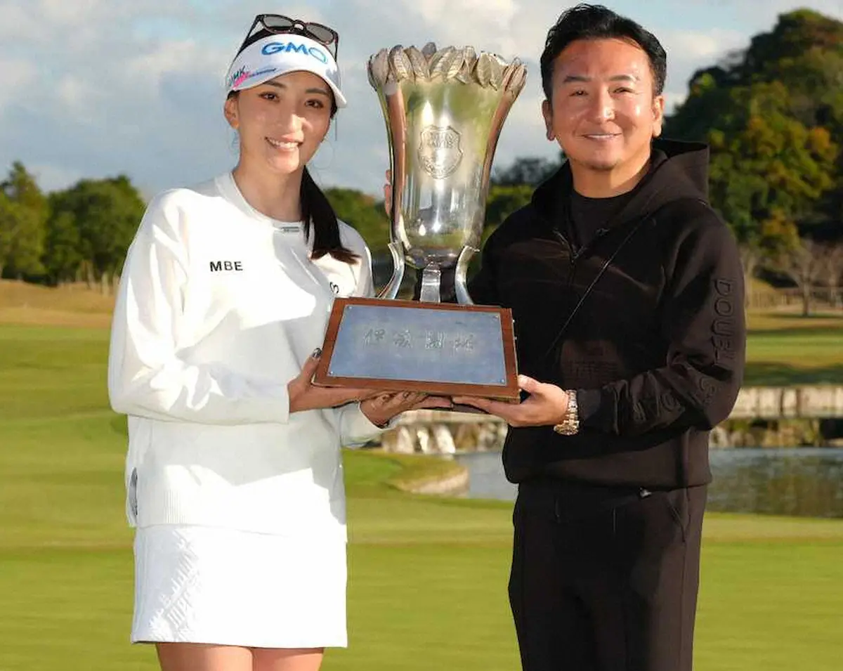 【画像・写真】【女子ゴルフ】脇元華の初Vに父も感涙　男手一つで育てた娘「100回泣いてようやく1回勝てた」