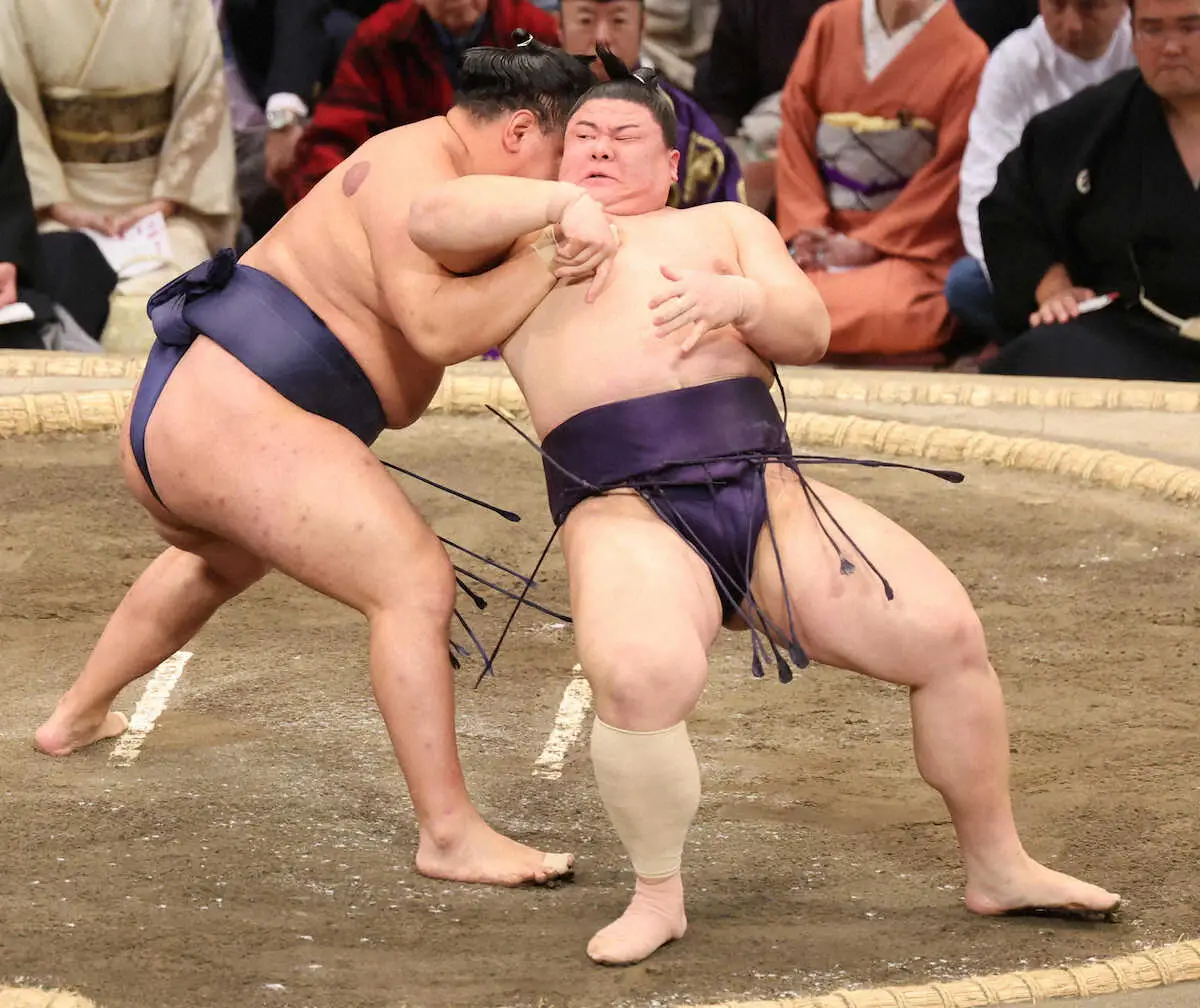 【画像・写真】大の里が初日から9連勝、一方的に欧勝馬を押し出す　安青錦が1差でピタリ追走