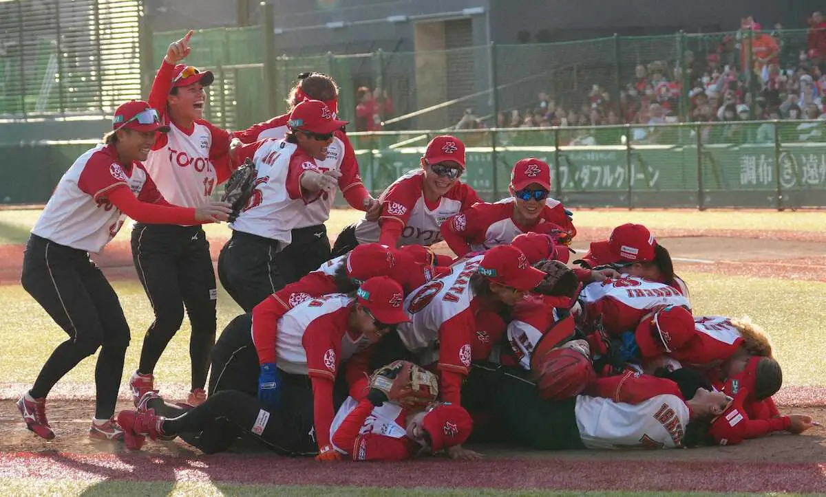 【画像・写真】【女子ソフト】トヨタ、ビックカメラ高崎下し3連覇　殊勲打の石川「まさか」のMVP