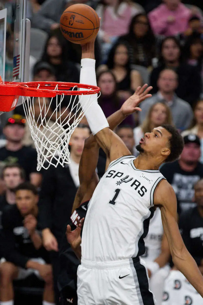 【画像・写真】【NBA】“怪物”ウェンバンヤマが左ふくらはぎのケガで数週間離脱へ　ESPN報じる