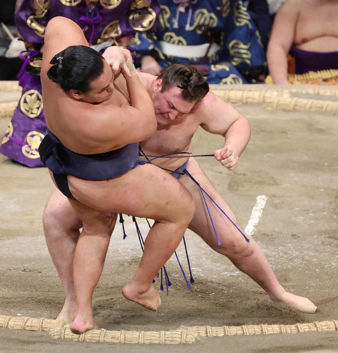 【画像・写真】＜大相撲九州場所14日目＞豊昇龍（左）を押し出しで破る安青錦（撮影・成瀬　徹）