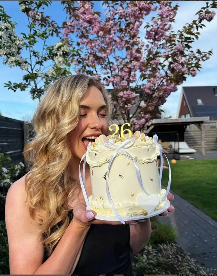 【画像・写真】26歳のバースデーケーキを手にするヨイ・ベーネ（ヨイ・ベーネの公式インスタグラムより）
