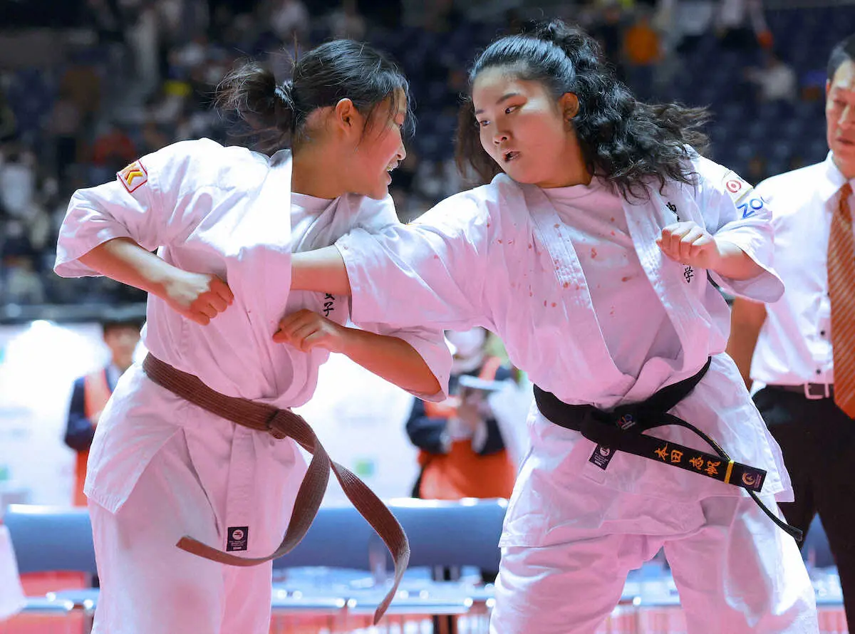 【画像・写真】女子重量級決勝、北（左）を攻める神奈川大・本田（撮影・松永　柊斗）