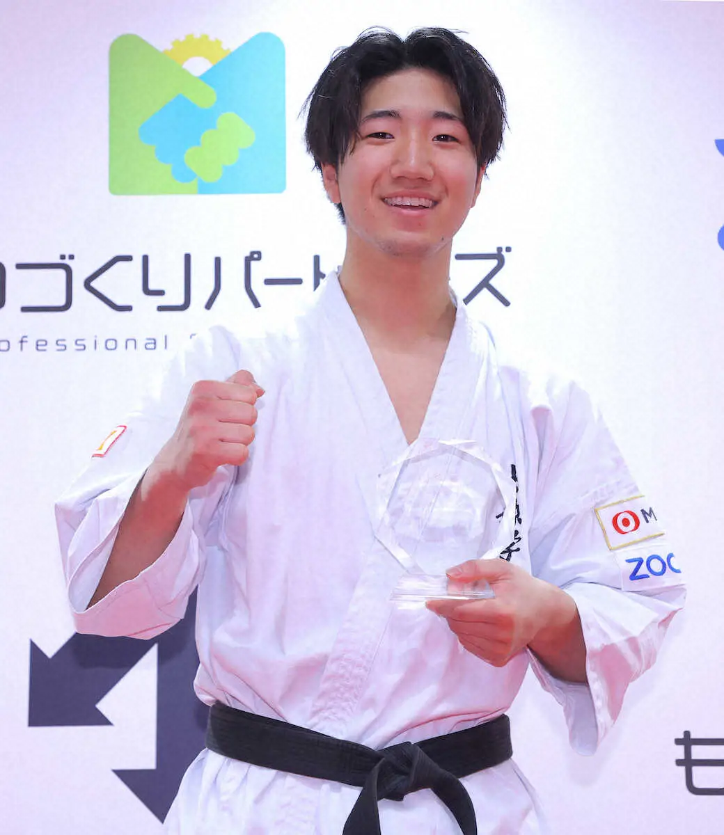 【画像・写真】スポニチ賞を受賞し、笑顔の大原学園・中山（撮影・松永　柊斗）