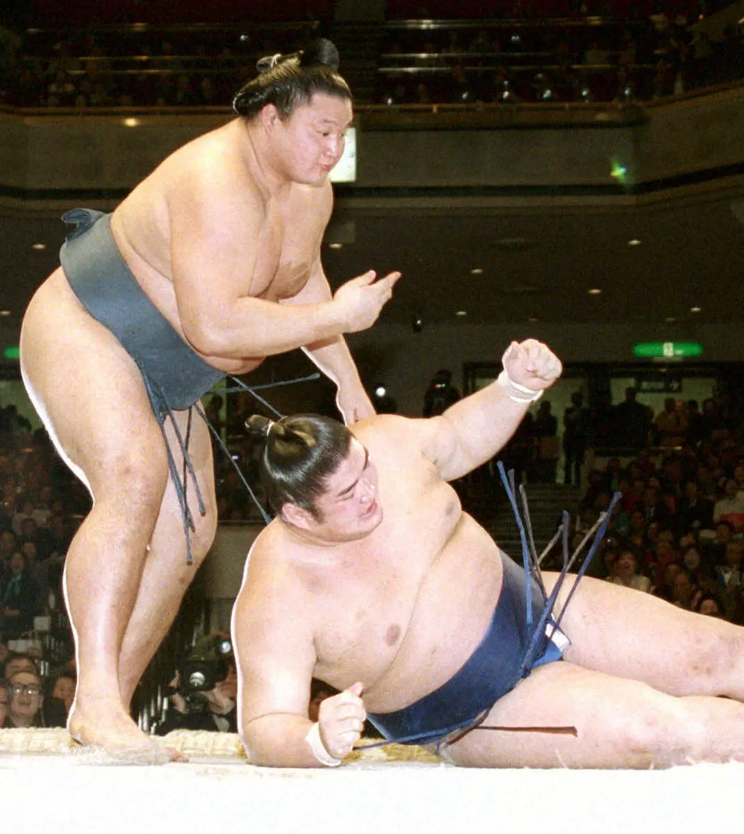 2001年の大相撲初場所4日目、貴乃花（左）は琴光喜を上手投げで下した