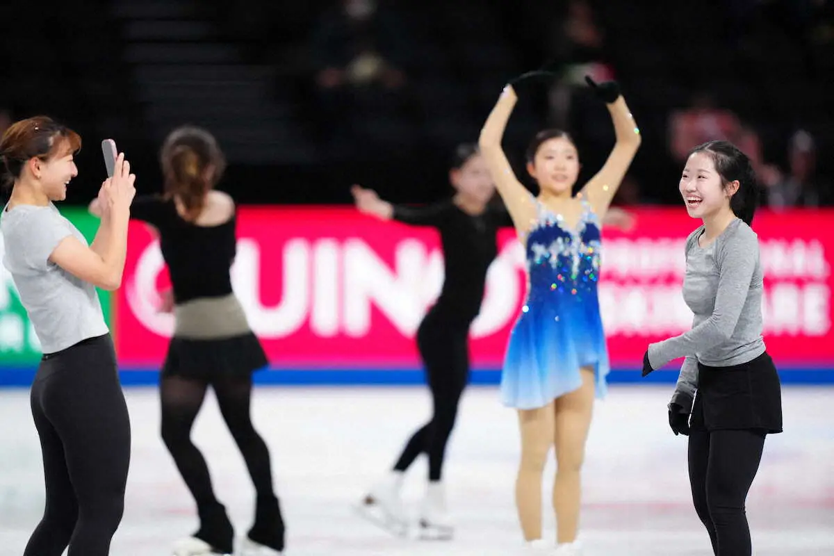 【画像・写真】【フィギュア】女子の公式練習後に異例の記念撮影　日本勢4人＆米国勢2人が笑顔で写真に納まる