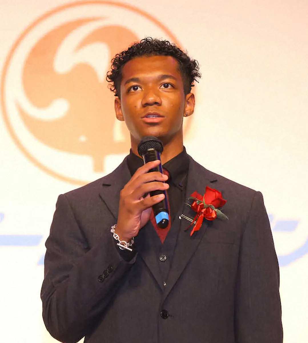 【画像・写真】あいさつする村竹ラシッド（撮影・松永　柊斗）