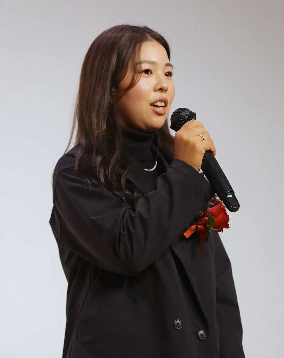 【画像・写真】あいさつする山下美夢有（撮影・松永　柊斗）