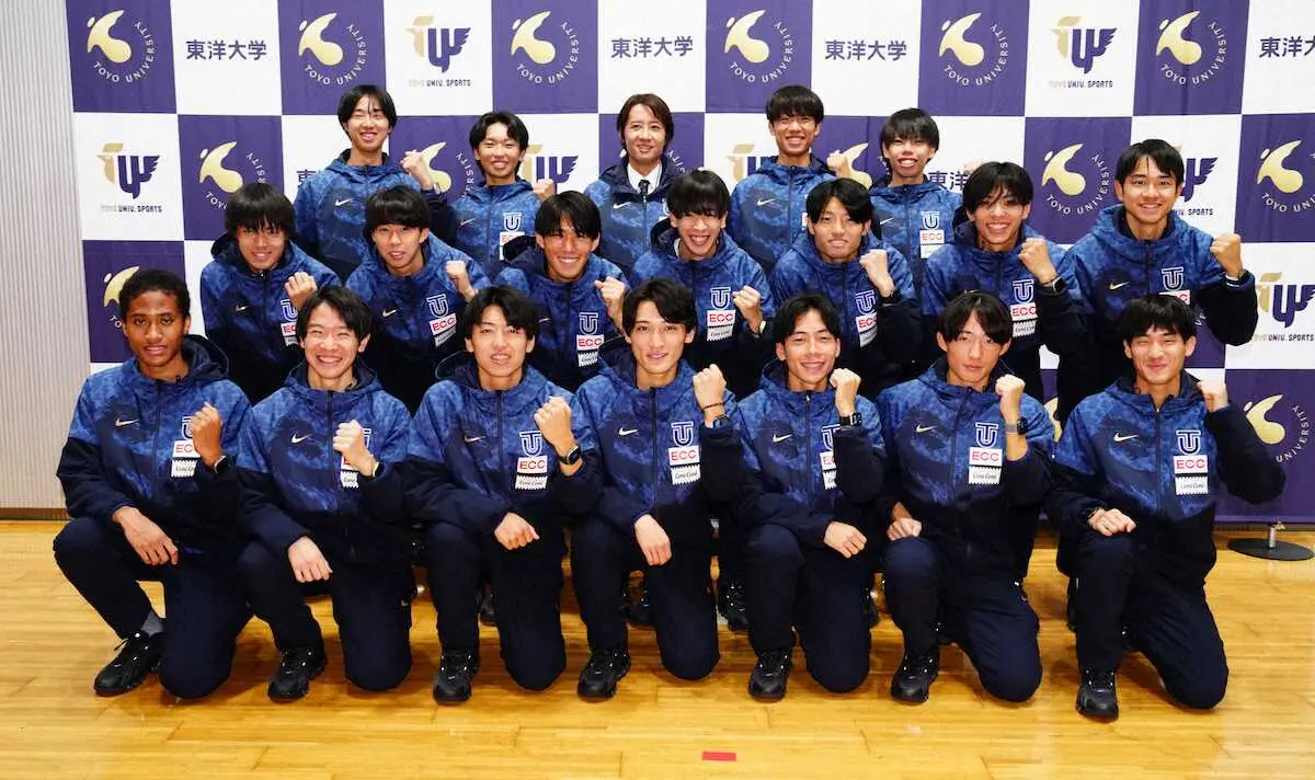 【画像・写真】フォトセッションに臨む東洋大の酒井監督(最後列中央)と選手たち（撮影・木村　揚輔）