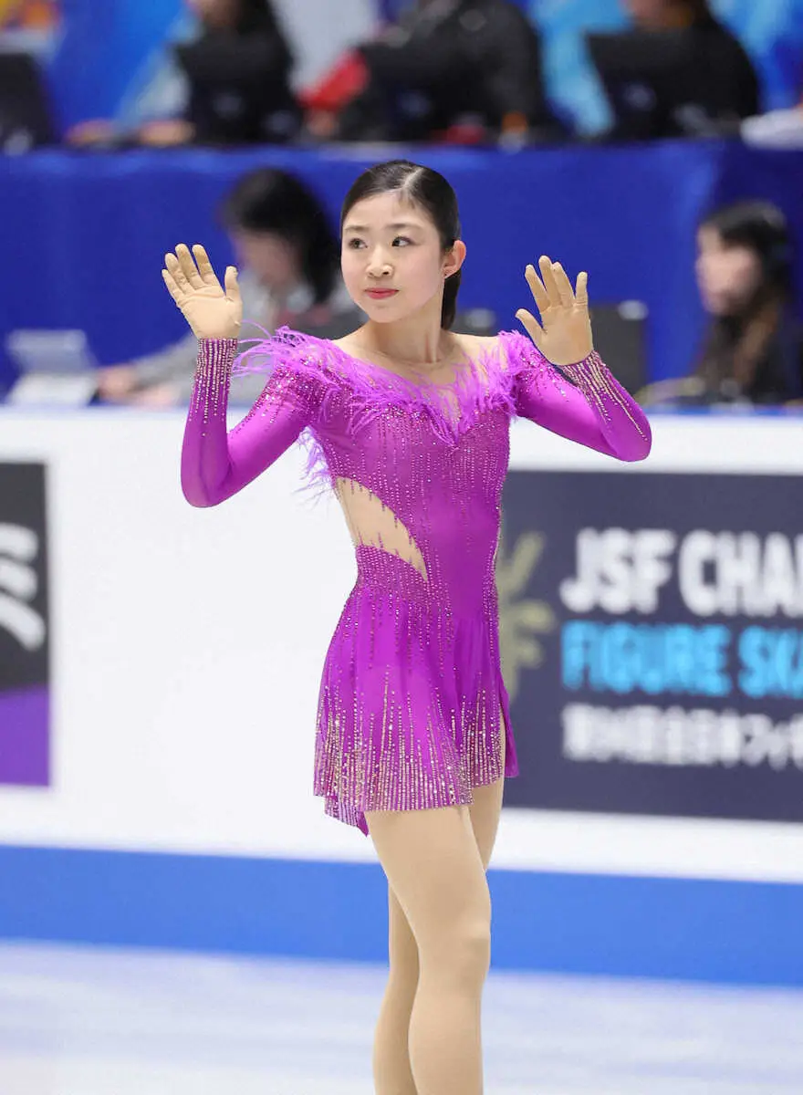 【画像・写真】＜フィギュア全日本選手権第1日＞女子SP、演技を終え手を振る千葉百音（撮影・小海途　良幹）