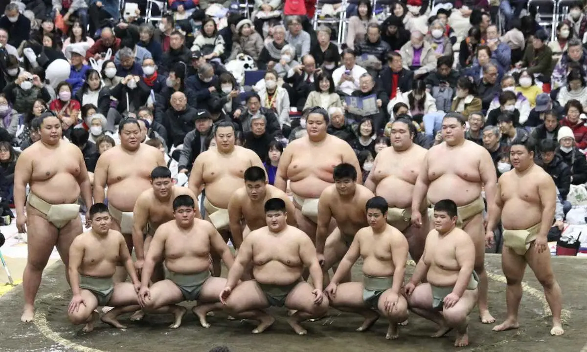 【画像・写真】琴桜が元大関・琴光喜の長男、田宮愛喜に胸出す「強くなっている」「若いって凄い」　母校の後輩らにエール