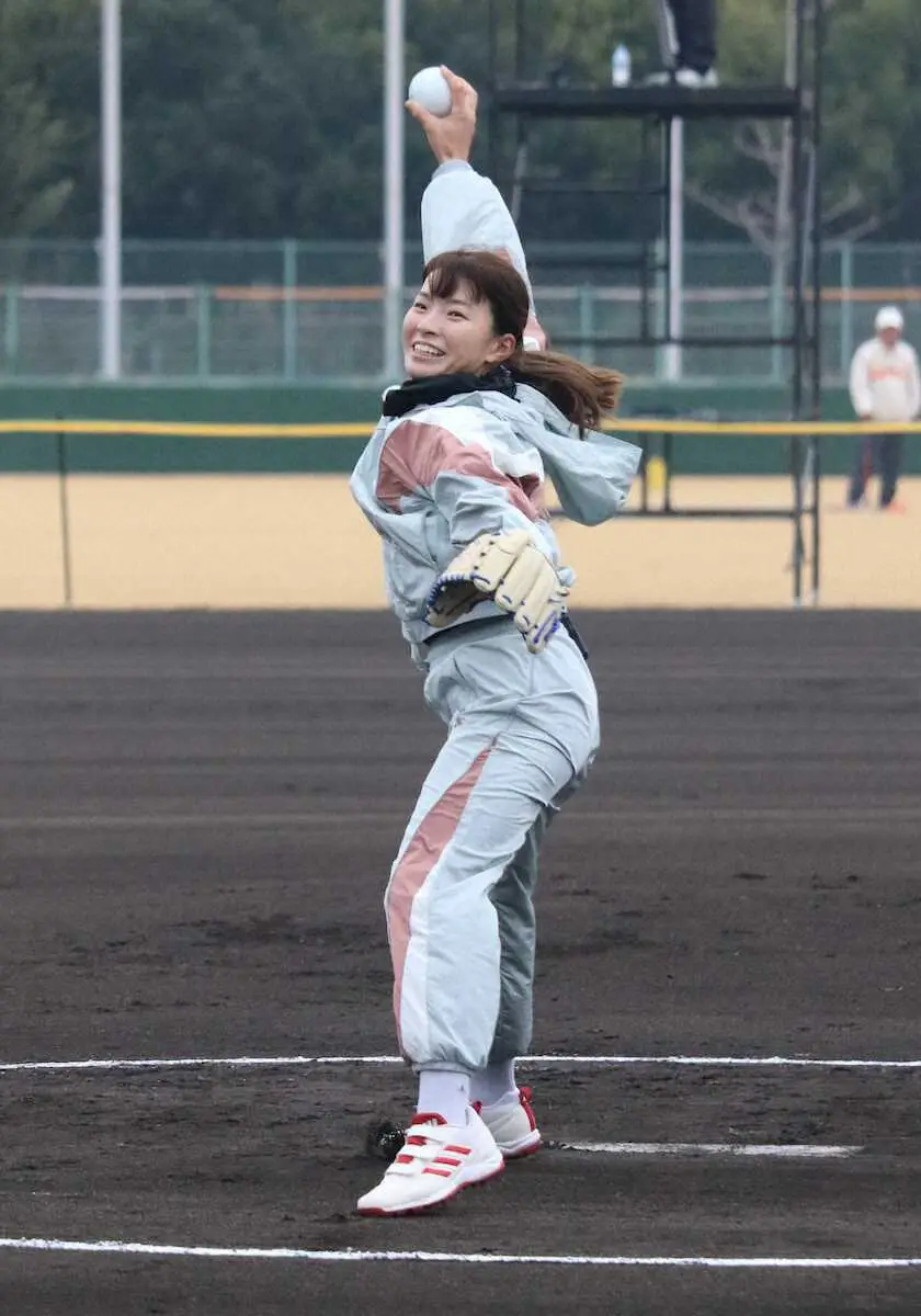 【画像・写真】【女子ゴルフ】渋野日向子が始球式に登場　東京五輪金メダリストに被弾　岡山小学生ソフトボール主催大会
