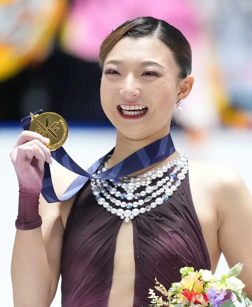 【画像・写真】＜フィギュア全日本選手権最終日＞優勝メダルを手に涙を流し喜ぶ坂本花織（撮影・小海途　良幹）