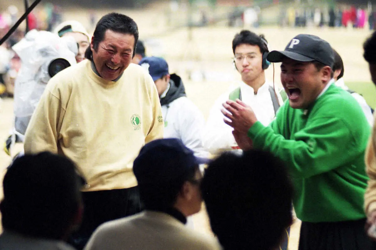 【画像・写真】99年、イベントで笑顔を見せる尾崎将司さん(左)と丸山茂樹