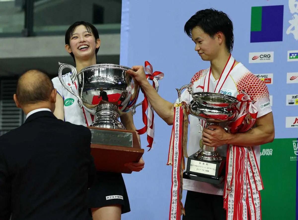 【画像・写真】＜全日本バドミントン選手権　決勝＞混合ダブルスで優勝し、トロフィーを貰い、笑顔の田口＆渡辺組（撮影・五島　佑一郎）