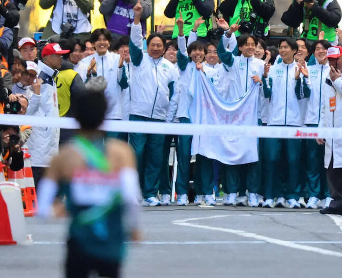 箱根駅伝】青学大 史上初2度目の3連覇 驚異の10時間37分34秒 エース
