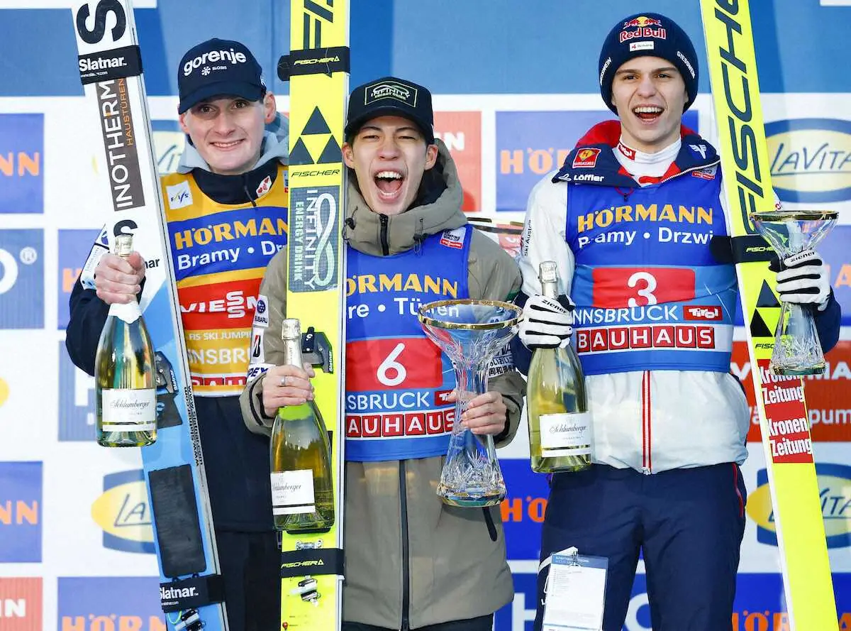 【画像・写真】W杯ジャンプ男子個人第14戦で初優勝し、表彰式で笑顔の二階堂蓮（中央）
