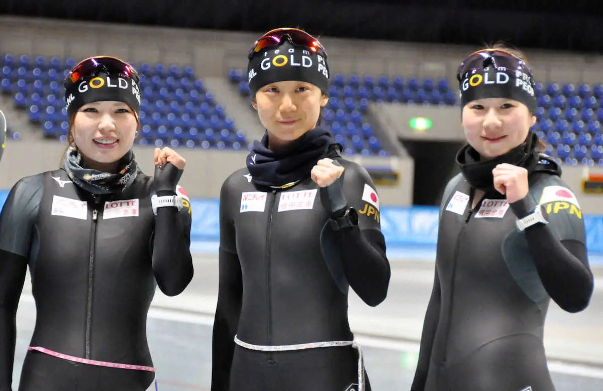 【画像・写真】練習後にポーズをとるスピードスケート女子の（左から）佐藤綾乃、高木美帆、堀川桃香