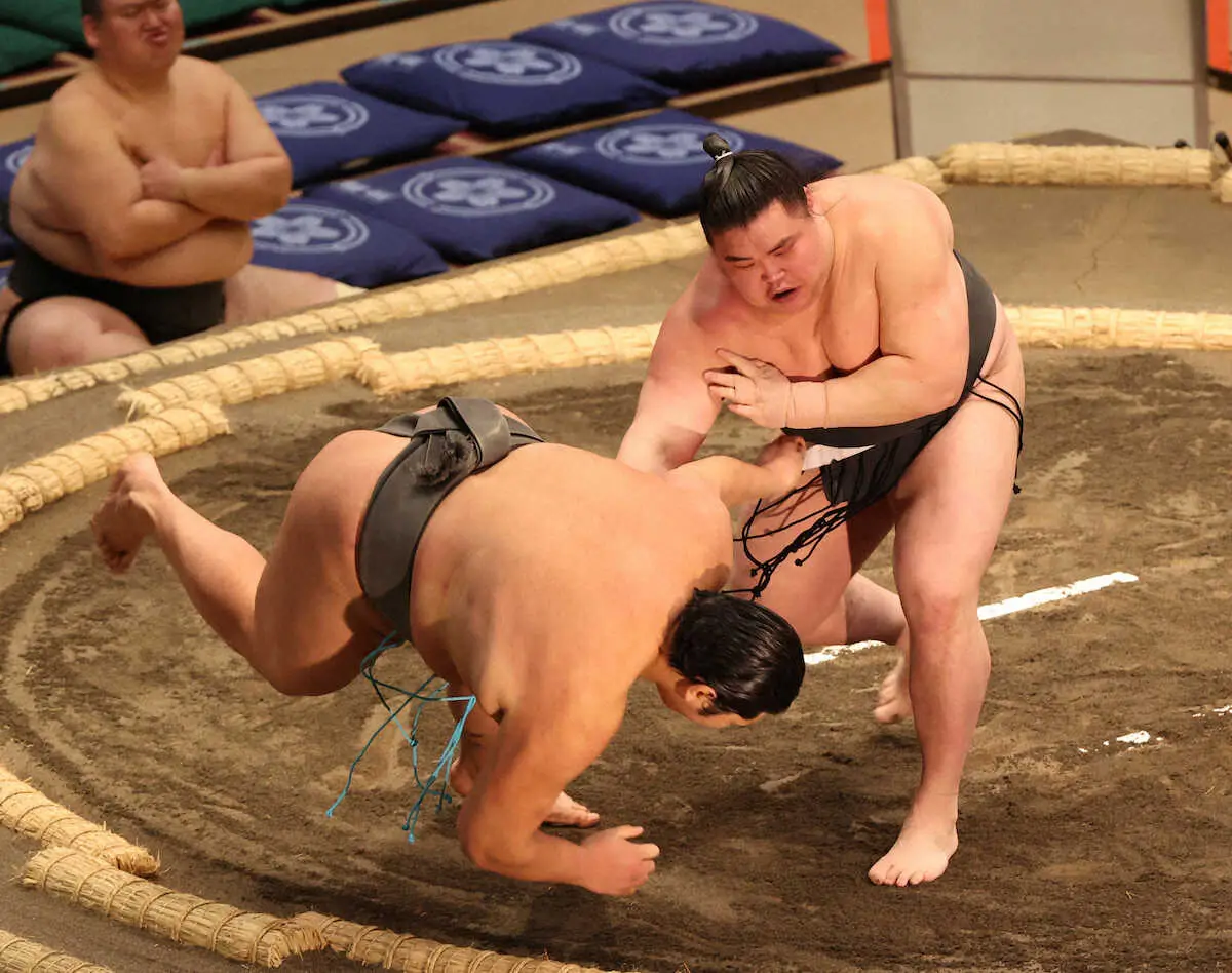 【画像・写真】1分の大熱戦！“史上最強の新弟子”旭富士が26年最初の一番で本場所デビュー　現役最長身の天昇山を下す