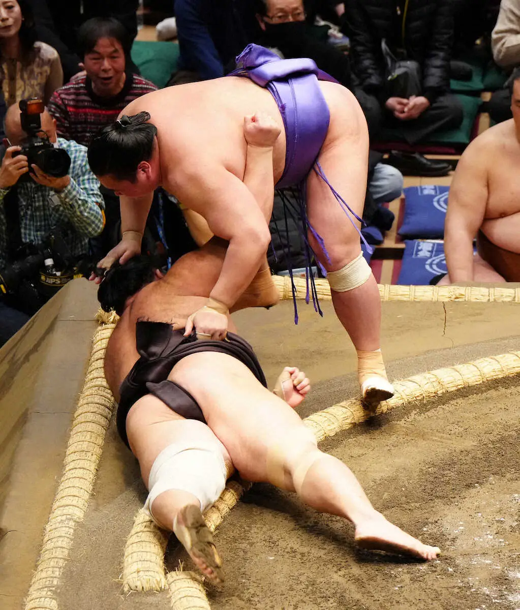 【画像・写真】2横綱、2大関は全員白星発進　左膝に不安抱える豊昇龍は若元春を寄り倒しで下す