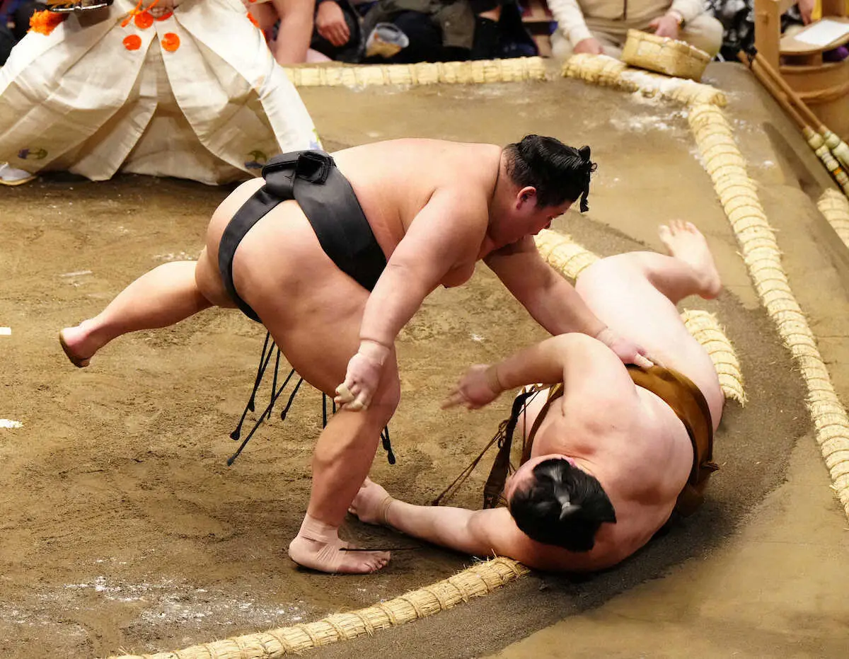 【画像・写真】伯乃富士が4度目の対戦で王鵬から初白星　土俵際から逆転勝ち