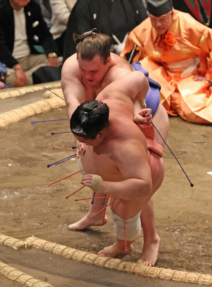 【画像・写真】＜大相撲初場所初日＞寄り倒しで宇良（手前）を破る安青錦（撮影・西海健太郎）